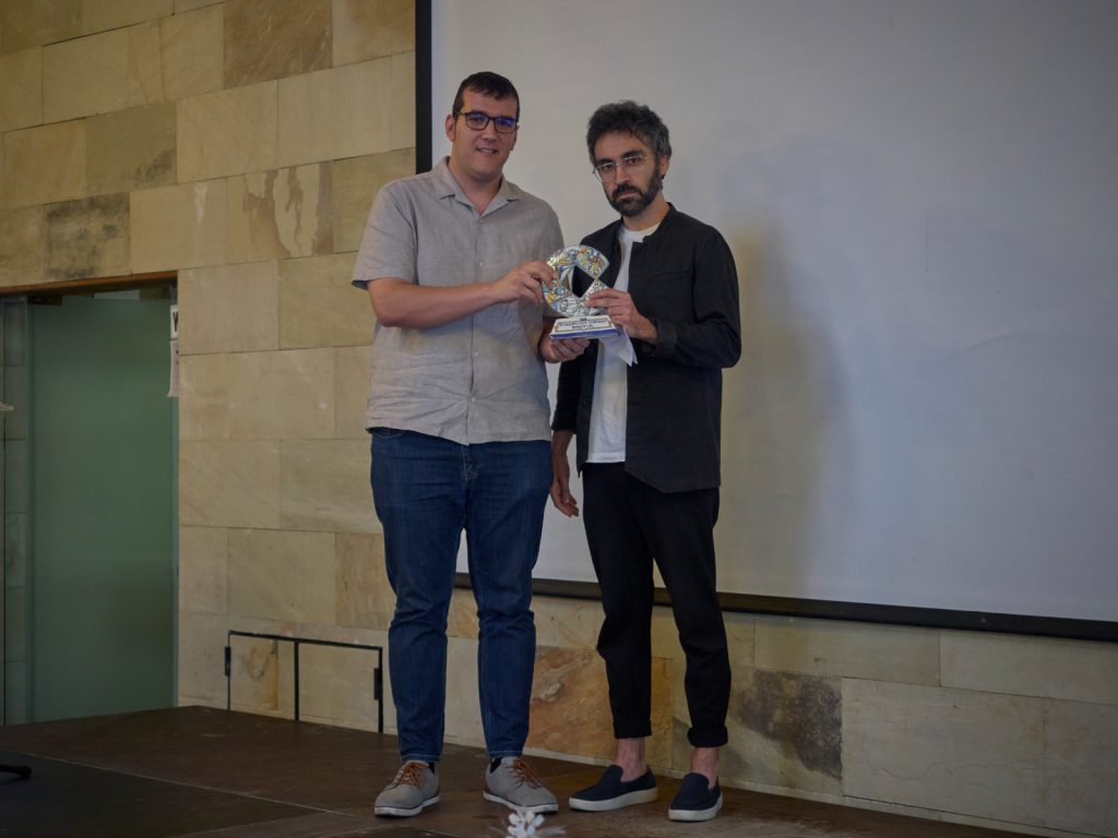 Karlos Gil recibe el Premio Cope de la Cultura de manos de Javi Loaisa, de Max Color. Pintura & Decoración