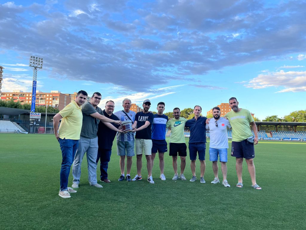 Miembros de las peñas del club, en representación de TODA la afición, reciben el trofeo cerámico de manos de Max Color