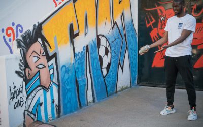 Jugadores del C.F. Talavera pintan un graffiti en Max Color