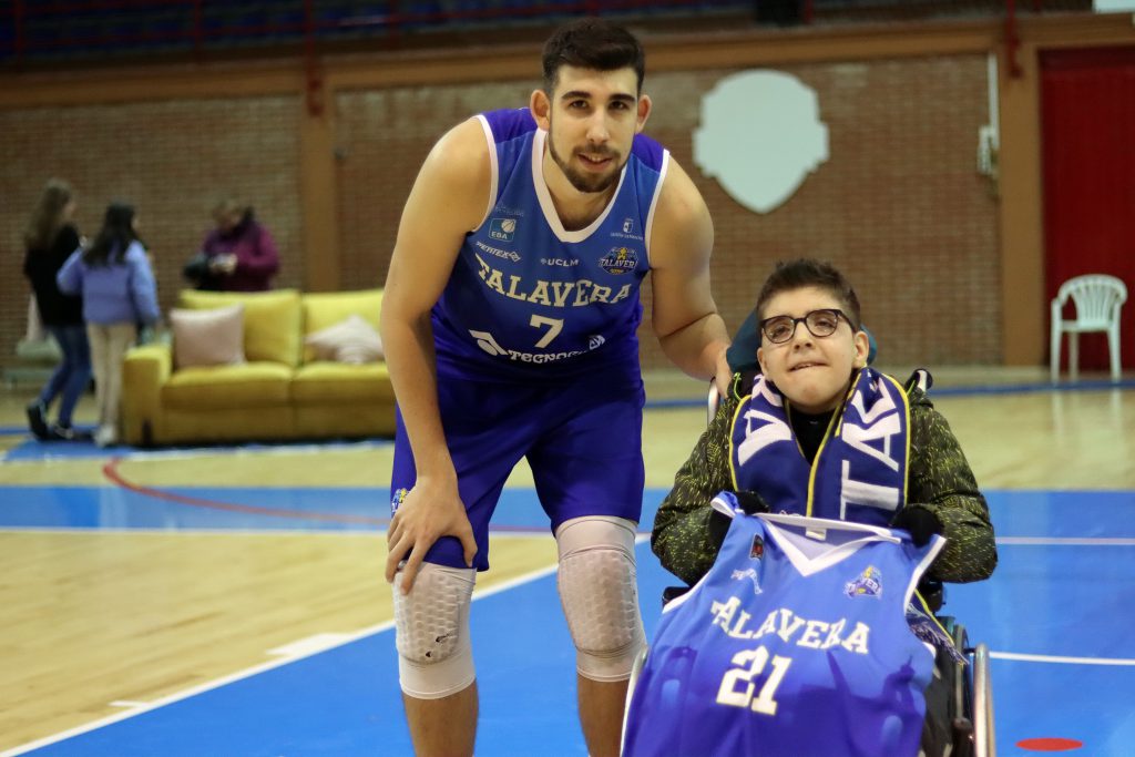 Carlos Poyatos con Bruno y su camiseta (Foto: Antonio Torres)