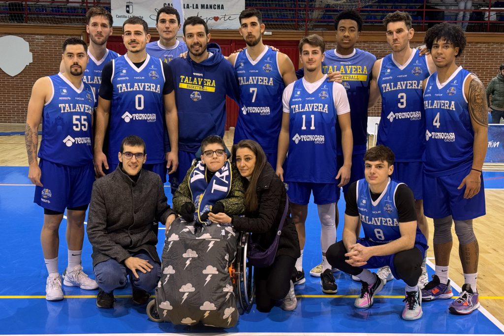 Bruno con los jugadores su madre y Javi de Max Color (Foto: Antonio Torres)