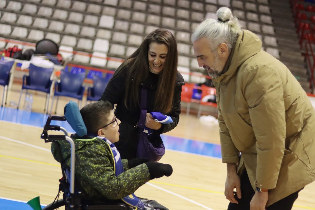 Guillermo Rejón, presidente del Baloncesto Talavera saluda a Bruno (Foto: Antonio Torres)