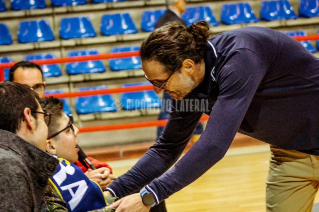 Bruno con el entrenador José Rey (Foto: Deportivo Lateral)