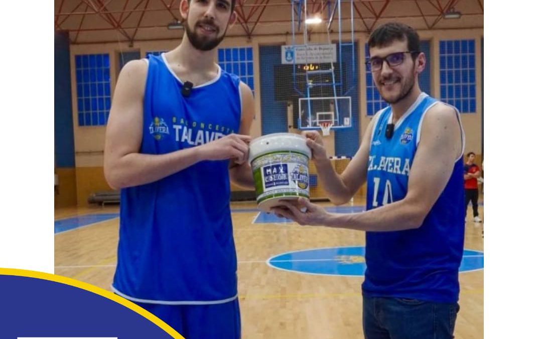 Max Color entrega el trofeo al Jugador Max Color del Baloncesto Talavera