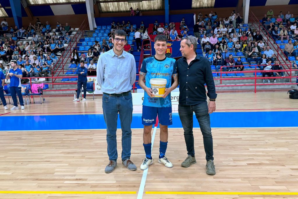 Javi Loaisa entrega trofeo Jugador Max Color al Fútbol Sala Talavera2