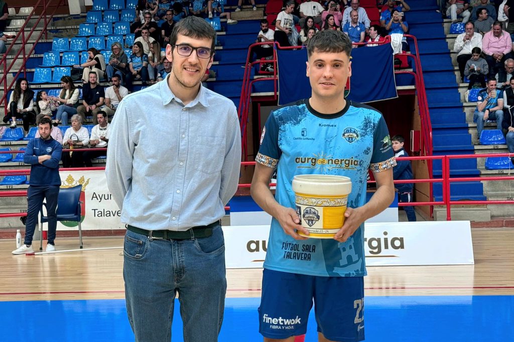 Javi Loaisa entrega trofeo Jugador Max Color al Fútbol Sala Talavera2